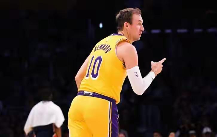 湖人现第四持球手湖人队坐拥联盟三个持球大核：东契奇、里夫斯和詹姆斯。在东契奇