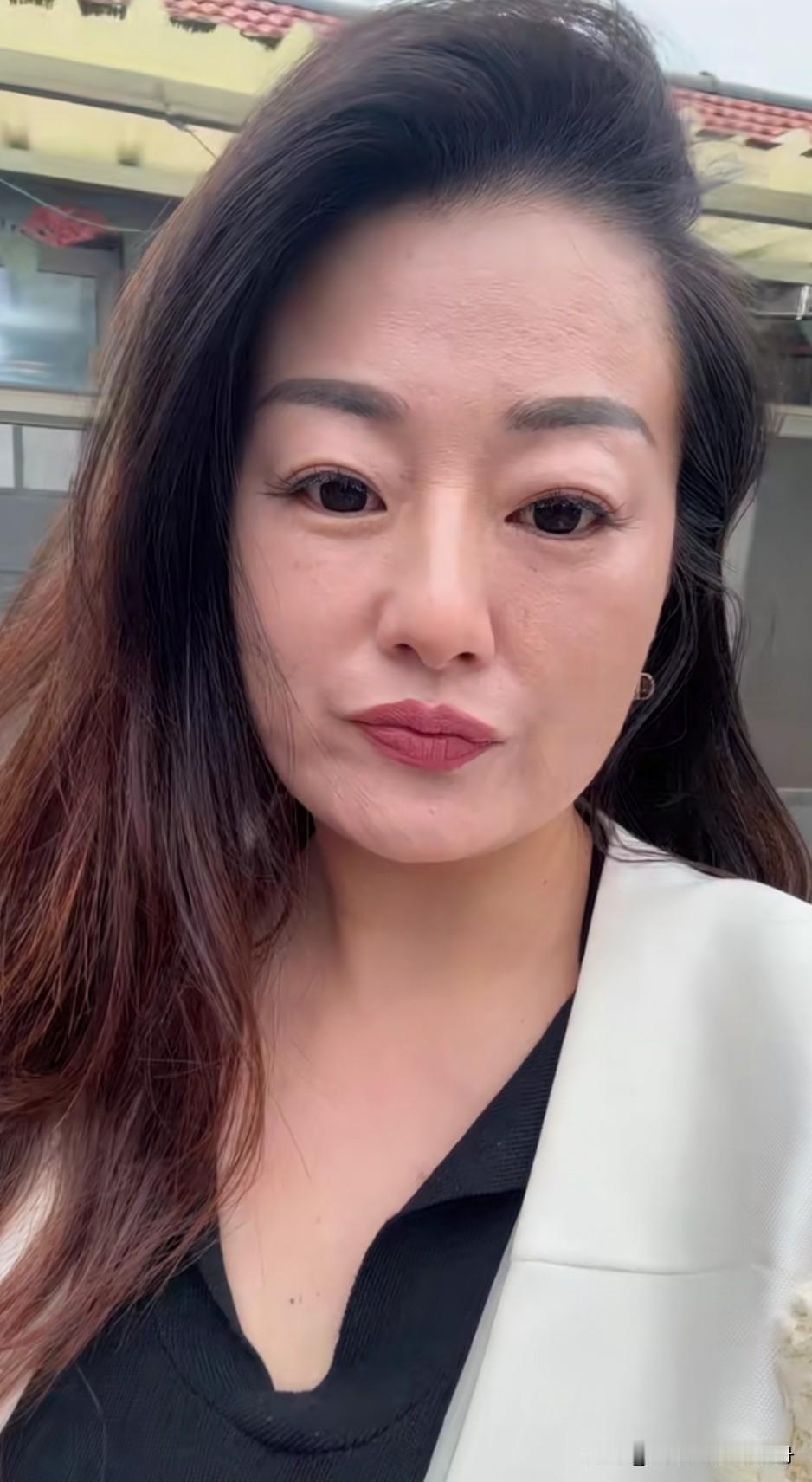 岁月带走什么，青春！岁月留下了什么，皱纹！