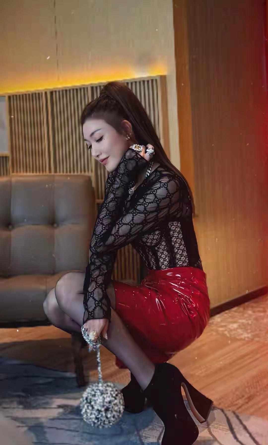 红漆皮裙配黑蕾丝，李彩桦这一身御姐封神谁能抵得住李彩桦自带的熟女氛围感，高