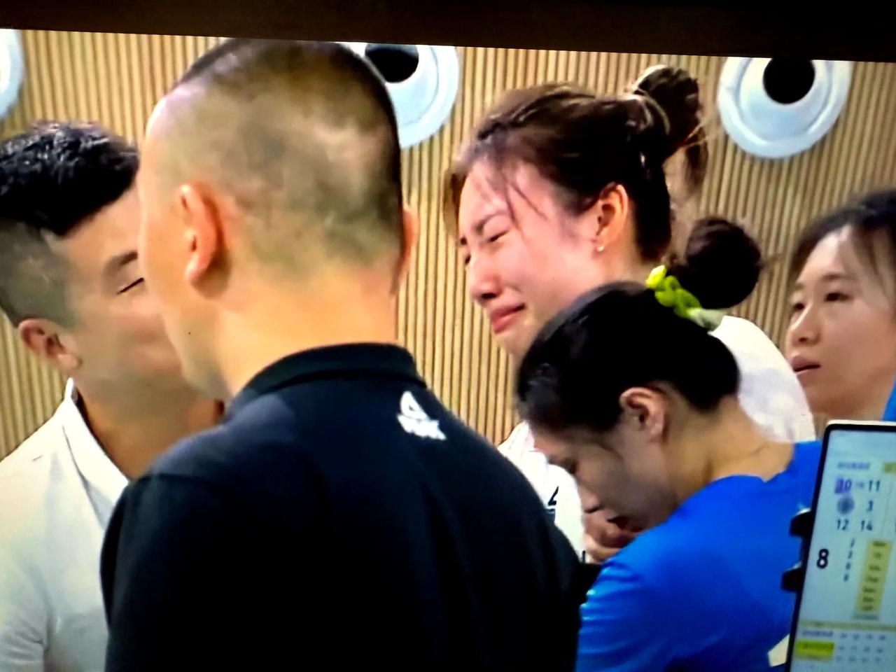 广东女排教练团队必须集体辞职！女排全锦赛粤沪之战，前国手接应陈佩妍腰伤复发已完全