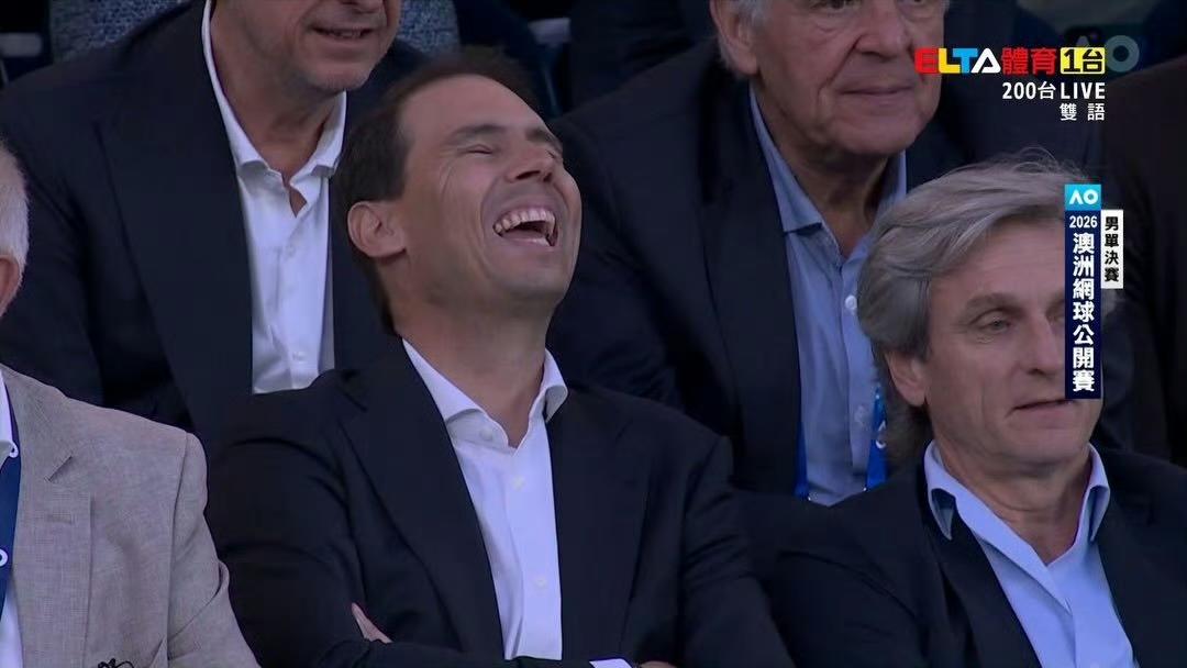 惺惺相惜！颁奖发言，德约科维奇感谢了到场观赛的纳达尔，纳达尔笑容粲然，非常开心，