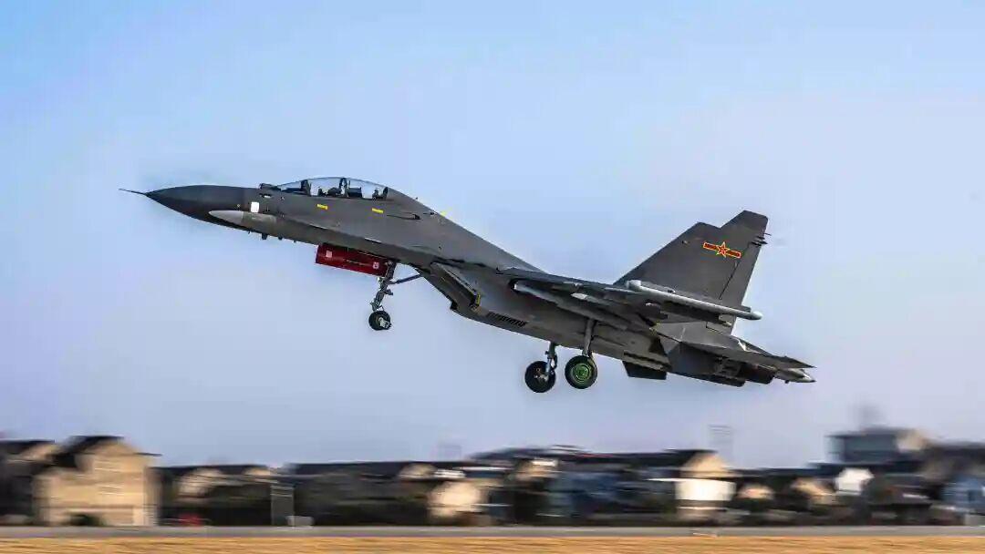2月11日，根据中国军网的报道，中国人民解放军“海空雄鹰团”的两架苏-30战斗机