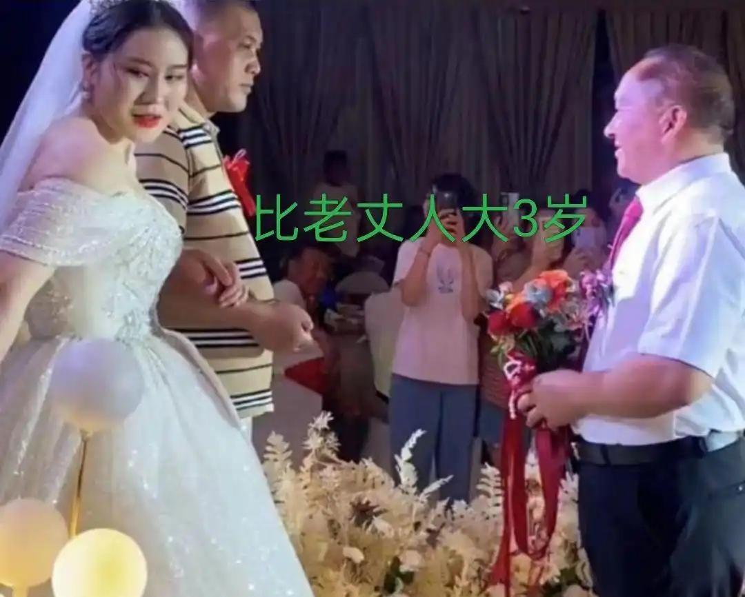 婚礼现场，不少宾客都暗暗吃惊。新娘才26岁，青春貌美，站在她身旁的新郎已经60岁