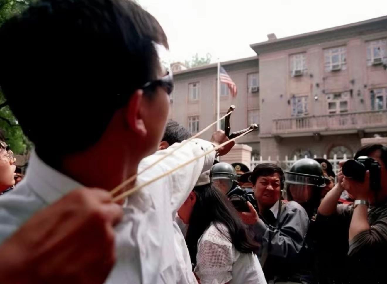 1999年，北约炸我驻南联盟大使馆。愤怒的群众将墨水瓶甩在美驻华大使馆墙上。