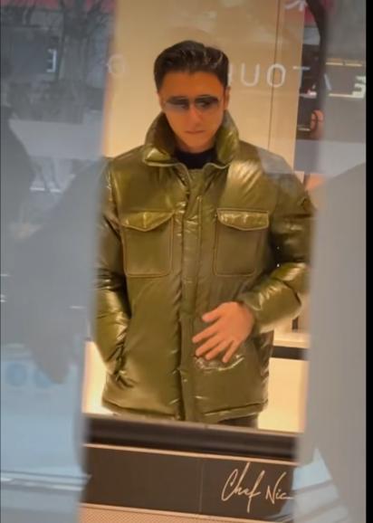 身穿黄绿色羽绒服的谢霆锋现身英皇集团中心，被粉丝们围堵拍摄，戴着墨镜的谢霆锋，头