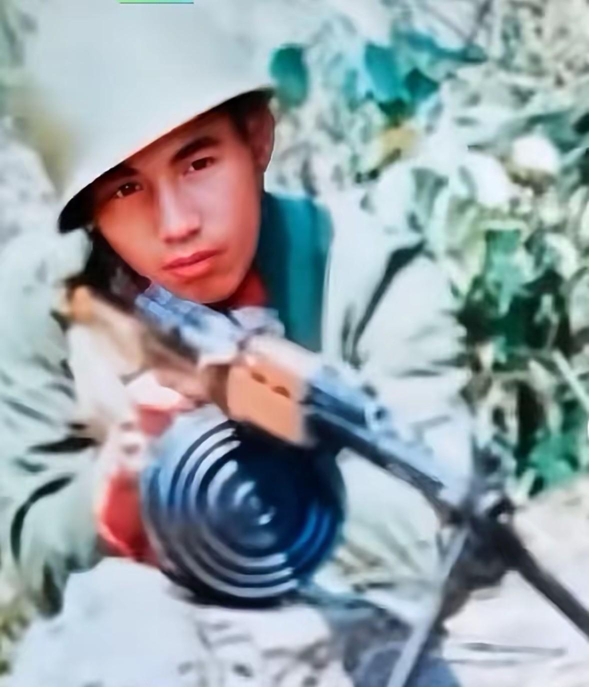 泸沽湖边走着个聋了左耳的老兵，他叫杨里古，不是“杨你古”，名字念错的人至今还在抖