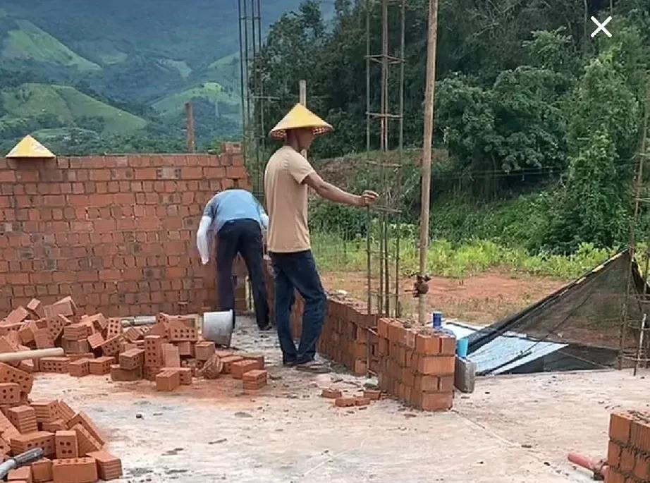 下午老陈拿小陈的账号开播了，镜头扫到工地时，网友眼尖发现多了个搬砖的小工。大家