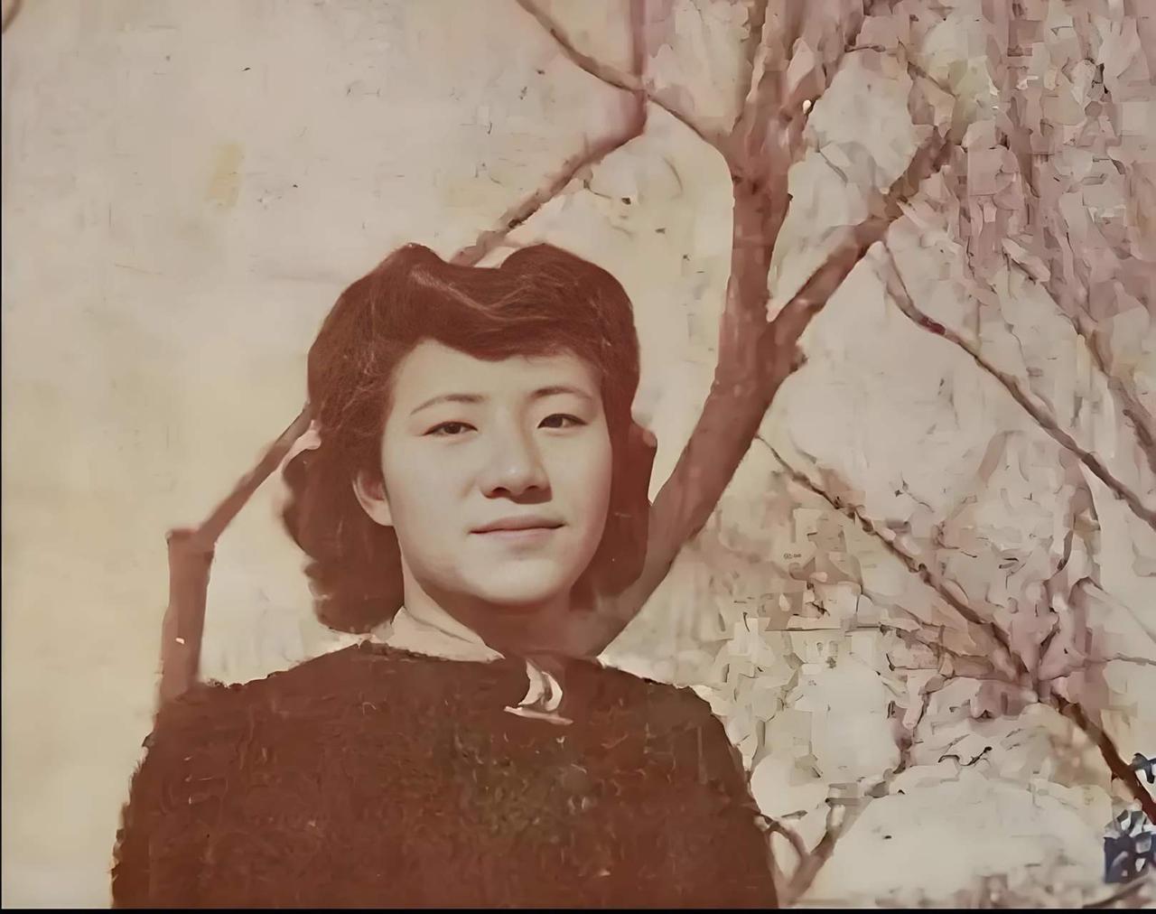 1934年，才女苏青新婚夜，撞见丈夫和表嫂亲热。她装作若无其事，婚后接连生了5个
