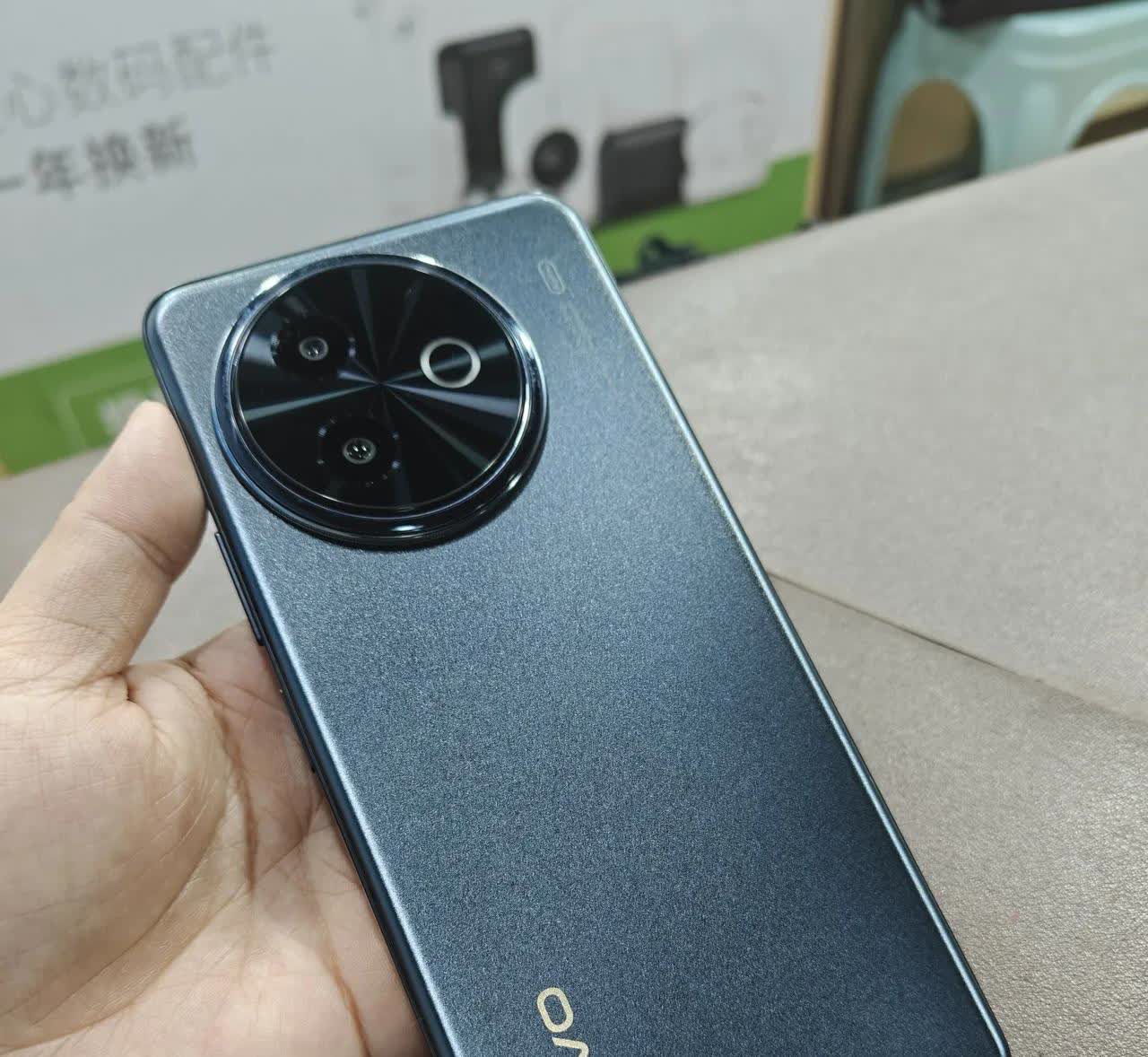你店面上有没有红米k70的二手机？一个老哥,连续很多天来店面上问我有没有红米k