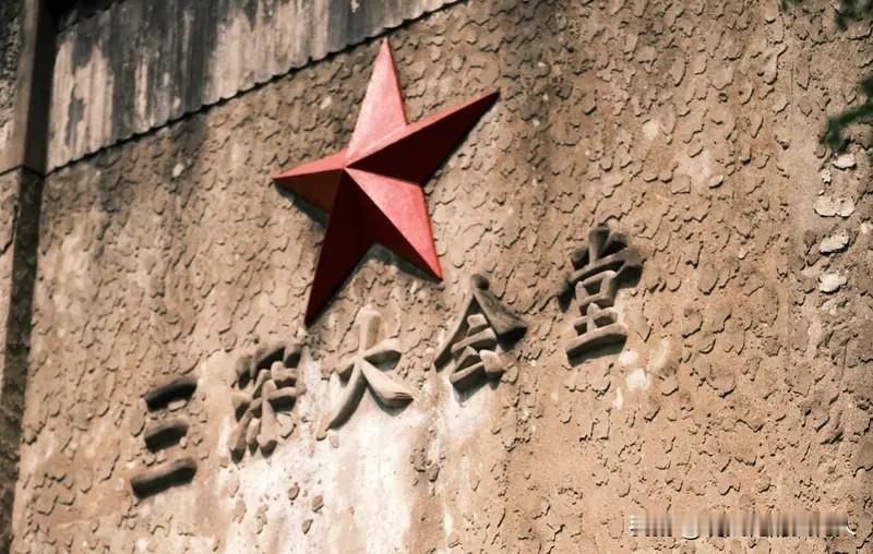 当年有人说：中国搞原子弹、搞国防，不如给老百姓多做条裤子。现在又有人跳出来跟风