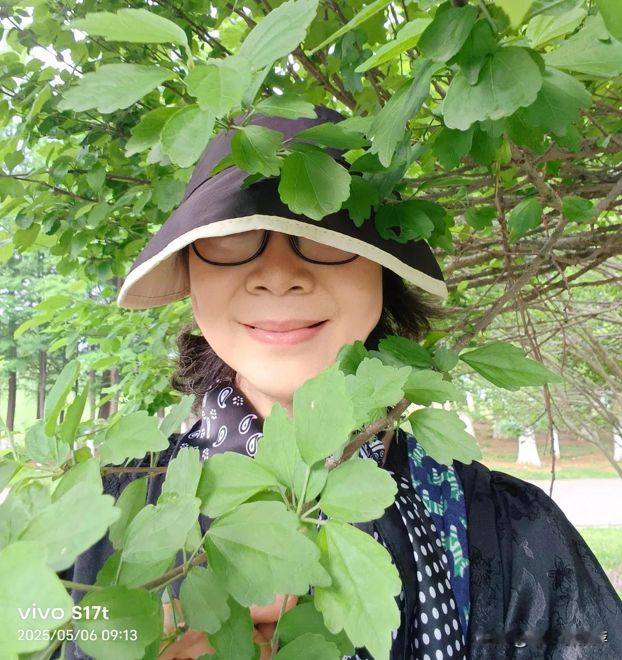 我发觉我进入六十岁以后，穿暗色衣服，确实难看，还把我显得特别没精神。今天再把