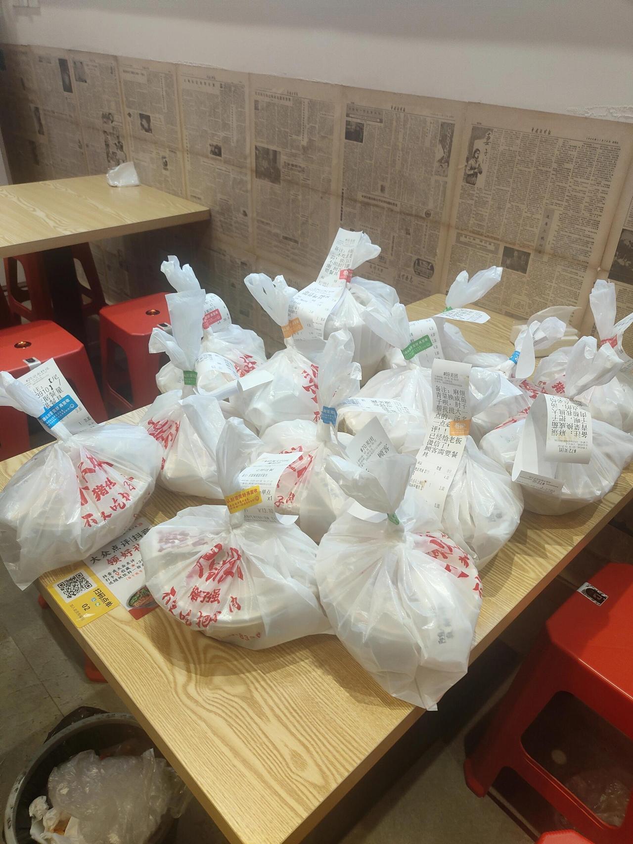 为啥下雨天的外卖就堆起来了，还有好多骑手不取餐被退的