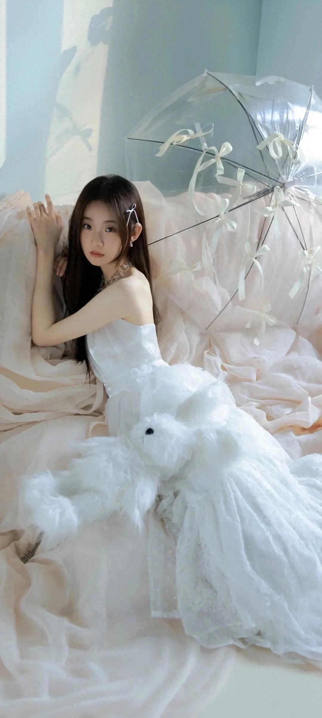 张艺凡，妹妹的腿又细又直，纯纯的小仙女！