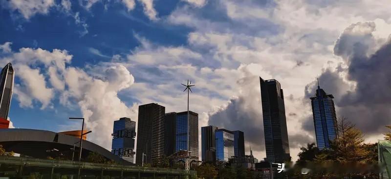 如果你正在看房，或者手里有房想置换，不妨先问自己两个问题：1.全深圳有多少