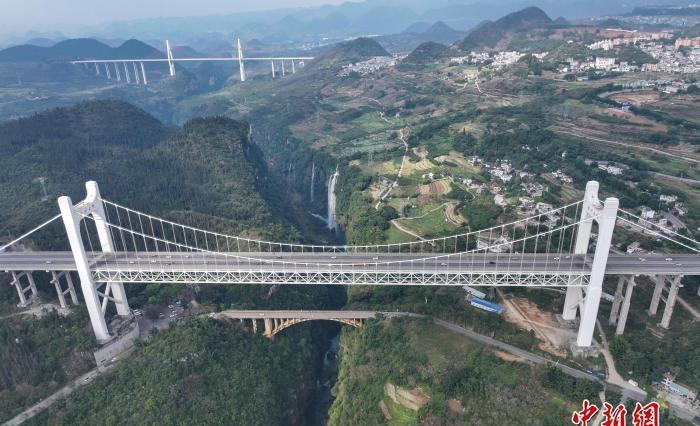 【航拍贵州兴义金州大桥】聚焦贵州11月20日，航拍贵州兴义金州大桥。金州大桥位