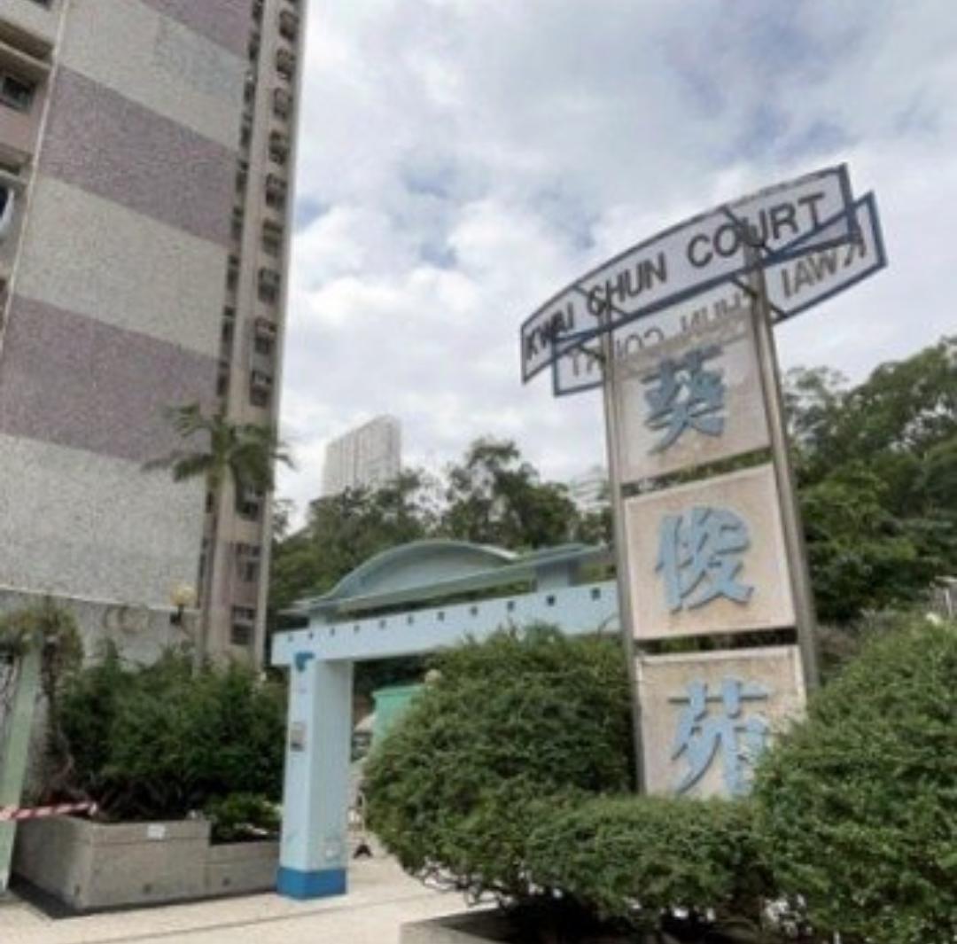 香港有个26岁的大二学生,在家看色情片的时候窒息死了,这事儿听着就特别离谱。10