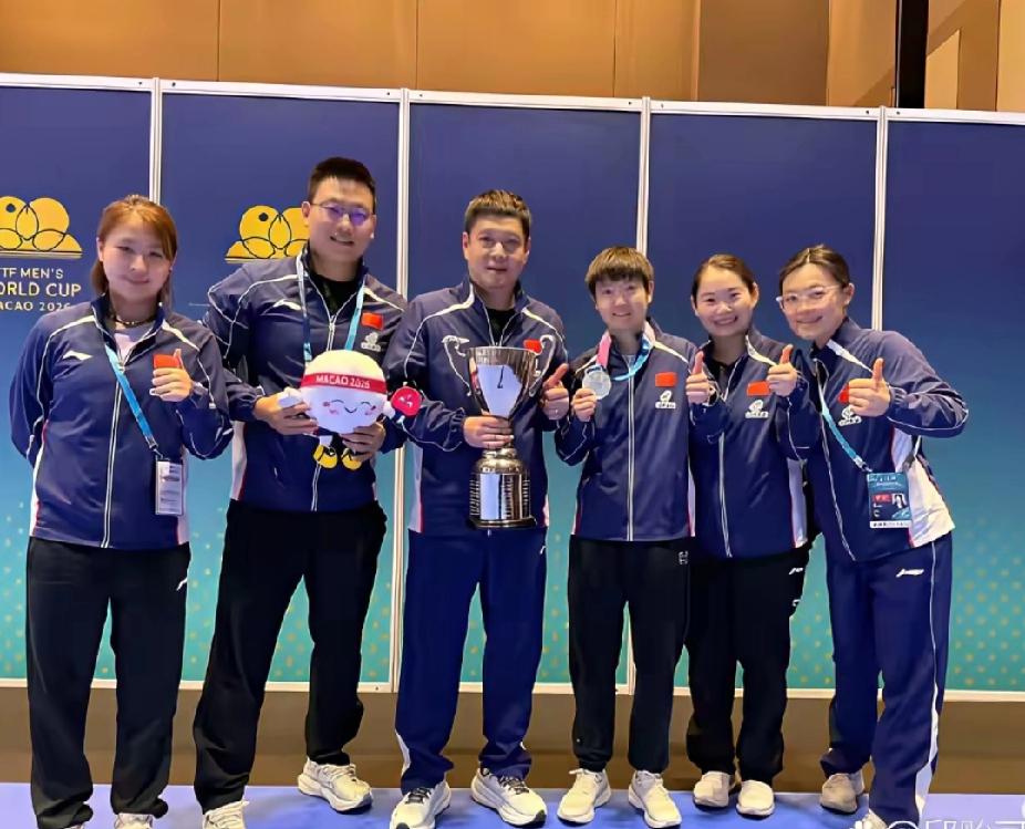 谁懂啊！孙颖莎的冠军背后，是这个神仙团队在托举！澳门世界杯赛后这张合影，真