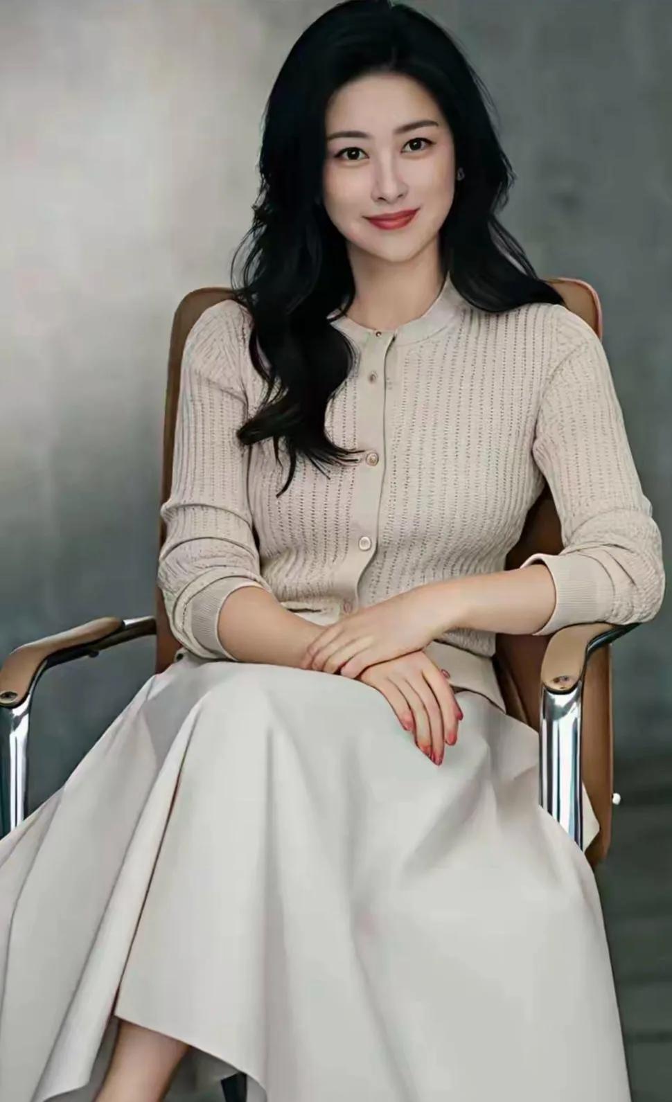 朱珠这一身，是“温柔不是甜腻”的标准答案！浅杏套装不是软塌塌的甜，是针织肌