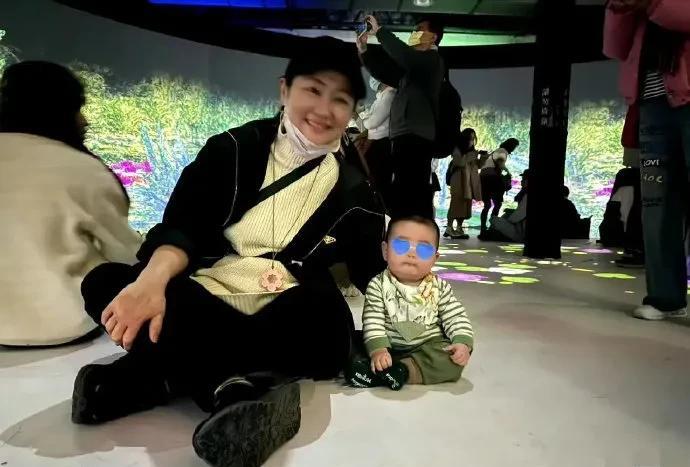 Selina自从有孩子后，感觉一副有子万事足的心态，事业上也没那么拼了。毕竟当