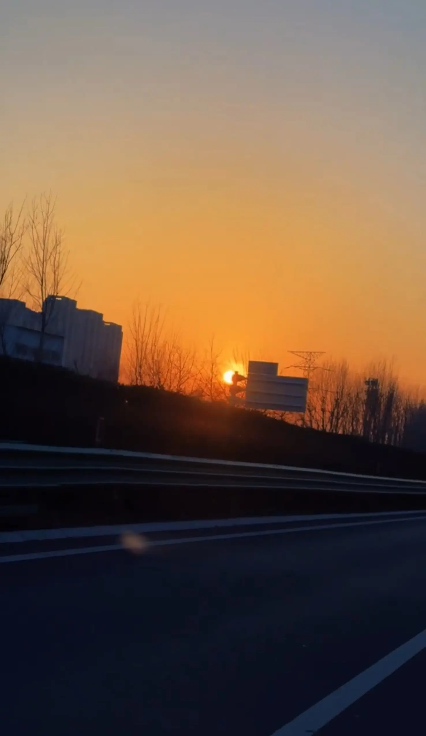 “清醒一点，其实有些人                  什么都给不了...