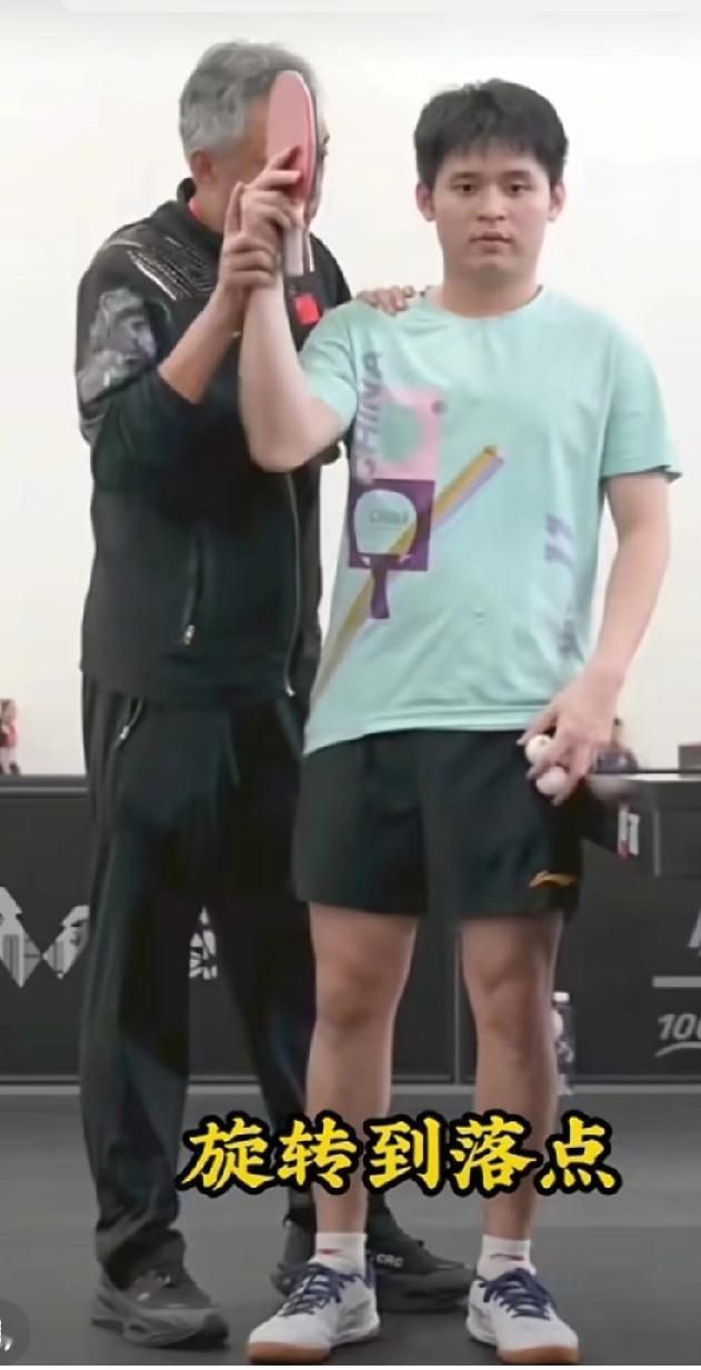 总教练手把手，石头这波“开小灶”太让人羡慕了！WTT新加坡大满贯训练场，国