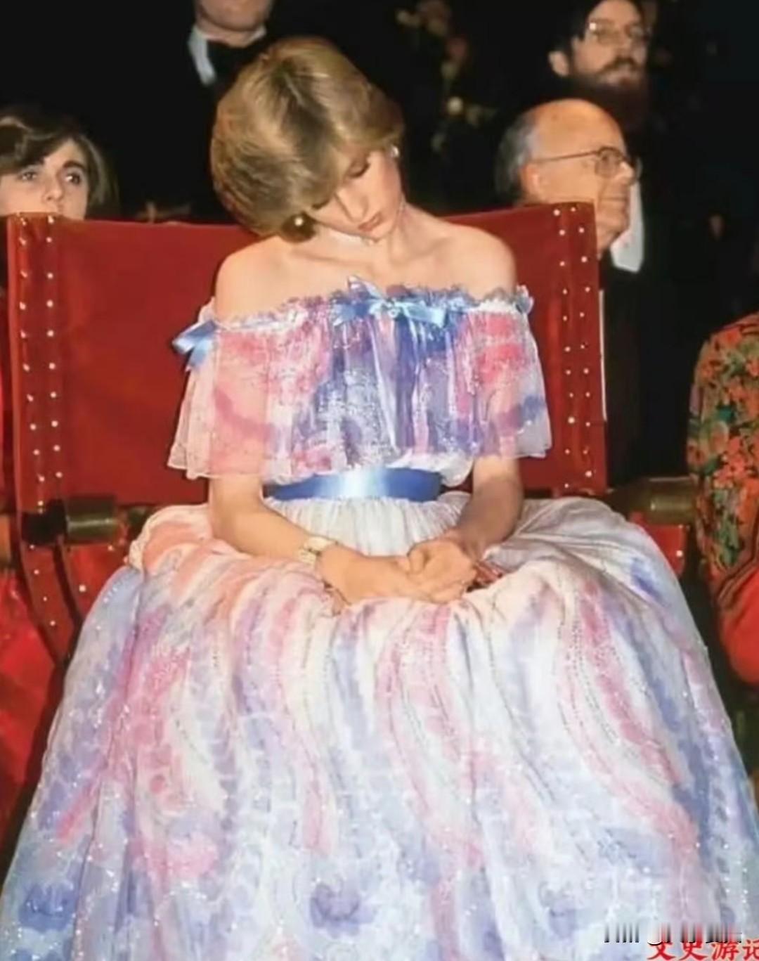 1981年，怀着威廉才两个月的戴安娜王妃出席活动，那天她盛装打扮，穿着薄纱公主裙