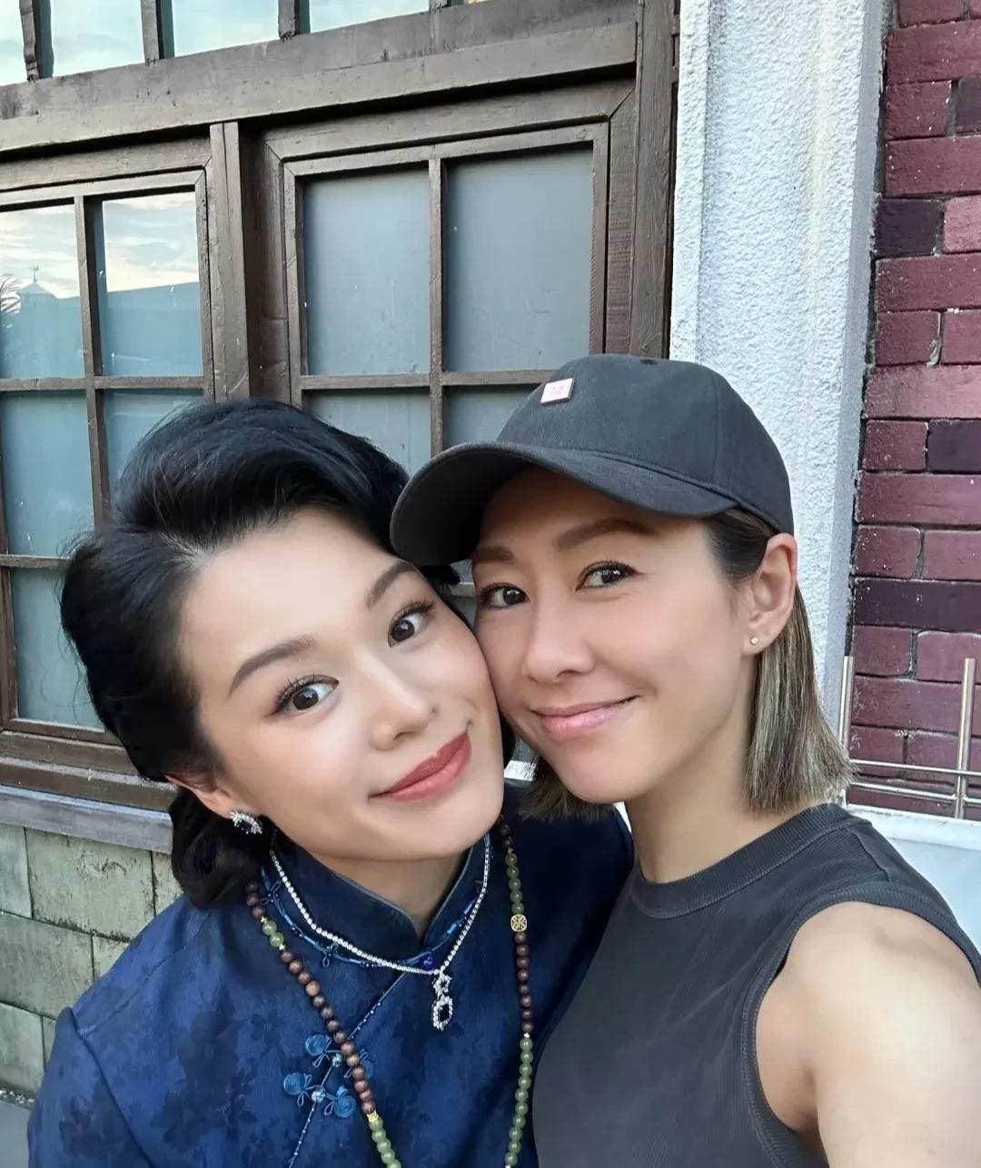 港剧演员胡定欣现身横店，探班好友胡杏儿，看她俩人同框，不得不感叹，港星就是会保养