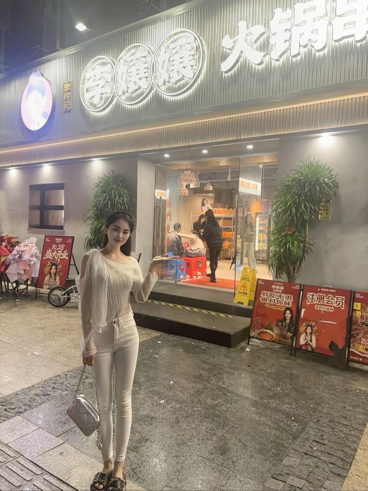 月色如水，美食如画。