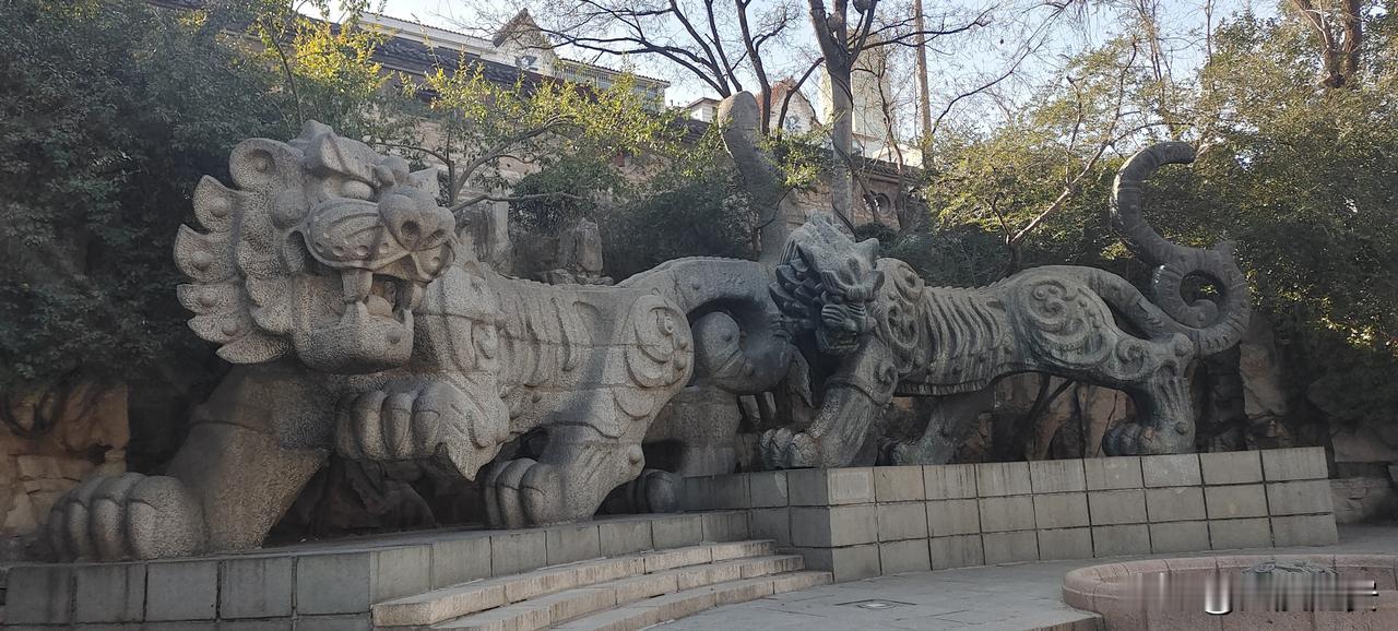 生活本身就是充满着不确定性的，人生其实是有很多的痛苦和欢乐组成。当处在痛苦时期时