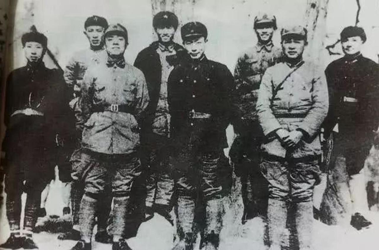 1934年，一支不到3000人的红军队伍被追进秦岭。缺粮缺弹，他们却做出一个大胆