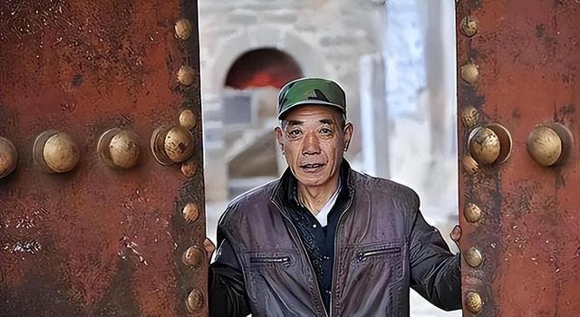 山西平顺县3000米高的悬崖之上，金灯寺静卧千年，无人常驻，唯冯开平一人独守二十