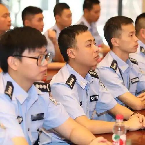 辅警的‌顶层制度框架‌是以国务院办公厅《关于规范公安机关警务辅助人员管理工作的意