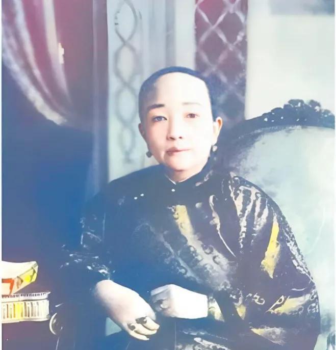1903年，年近六旬的盛宣怀为父亲守制，他提出要七姨太留下。庄德华不悦，离开时警