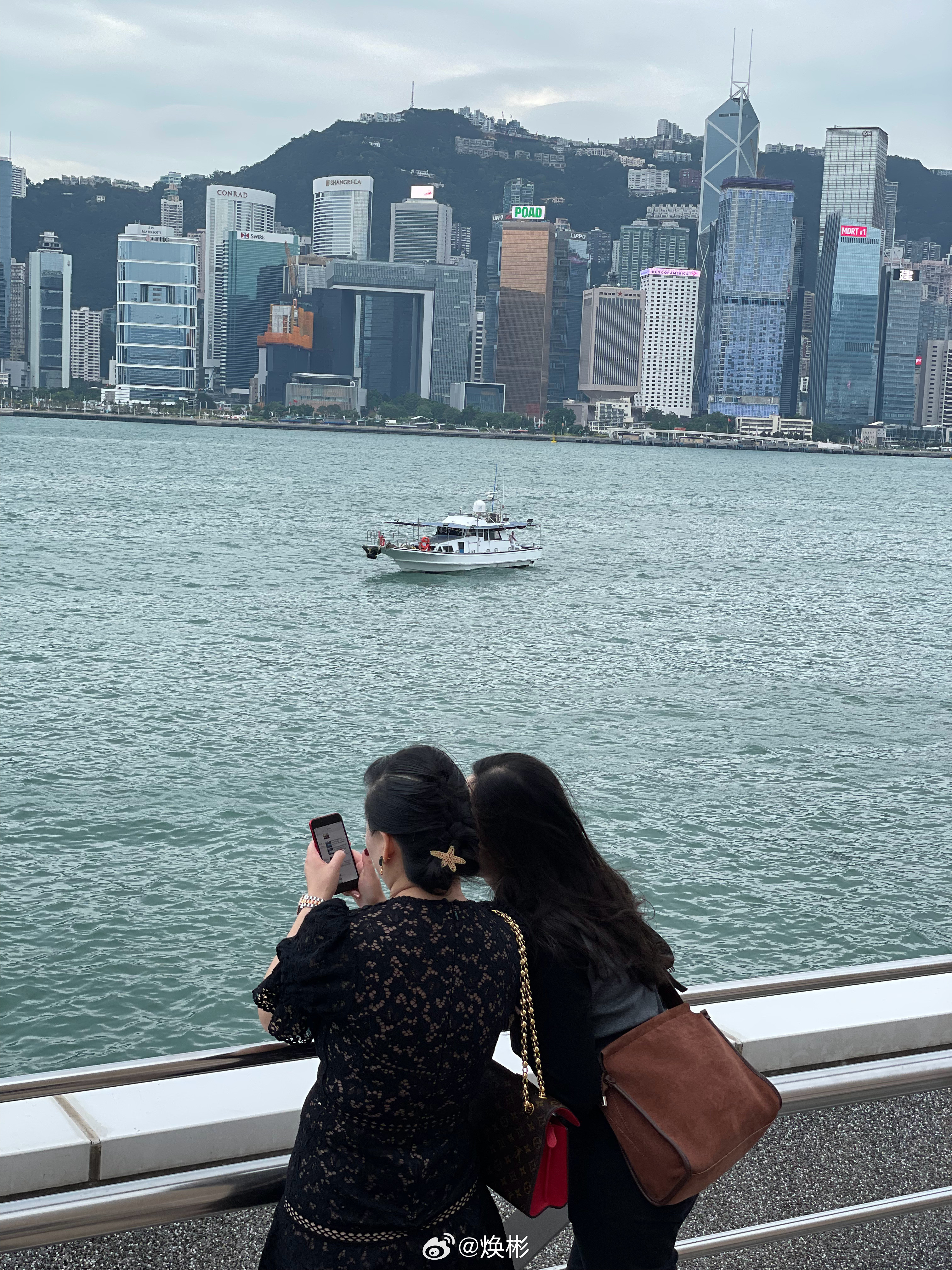 香港的有钱人也还在用home键iPhone。​​​