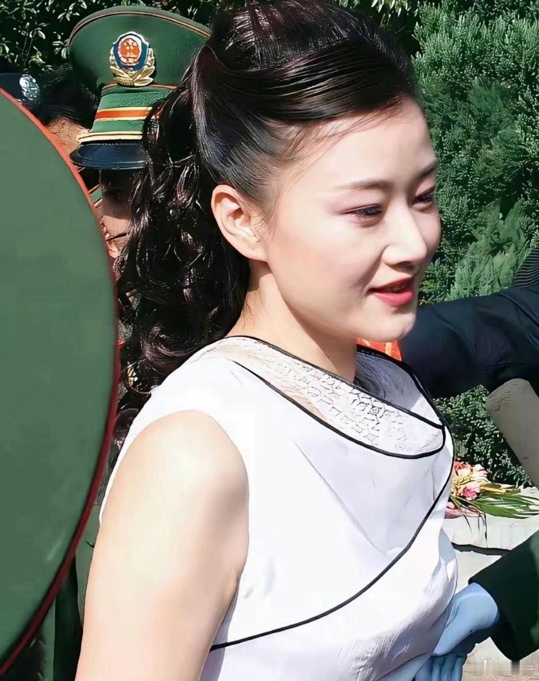 宋祖英近照，昔日辣妹子居然变成了慈祥奶奶，岁月匆匆催人老，她也是人生赢家了。