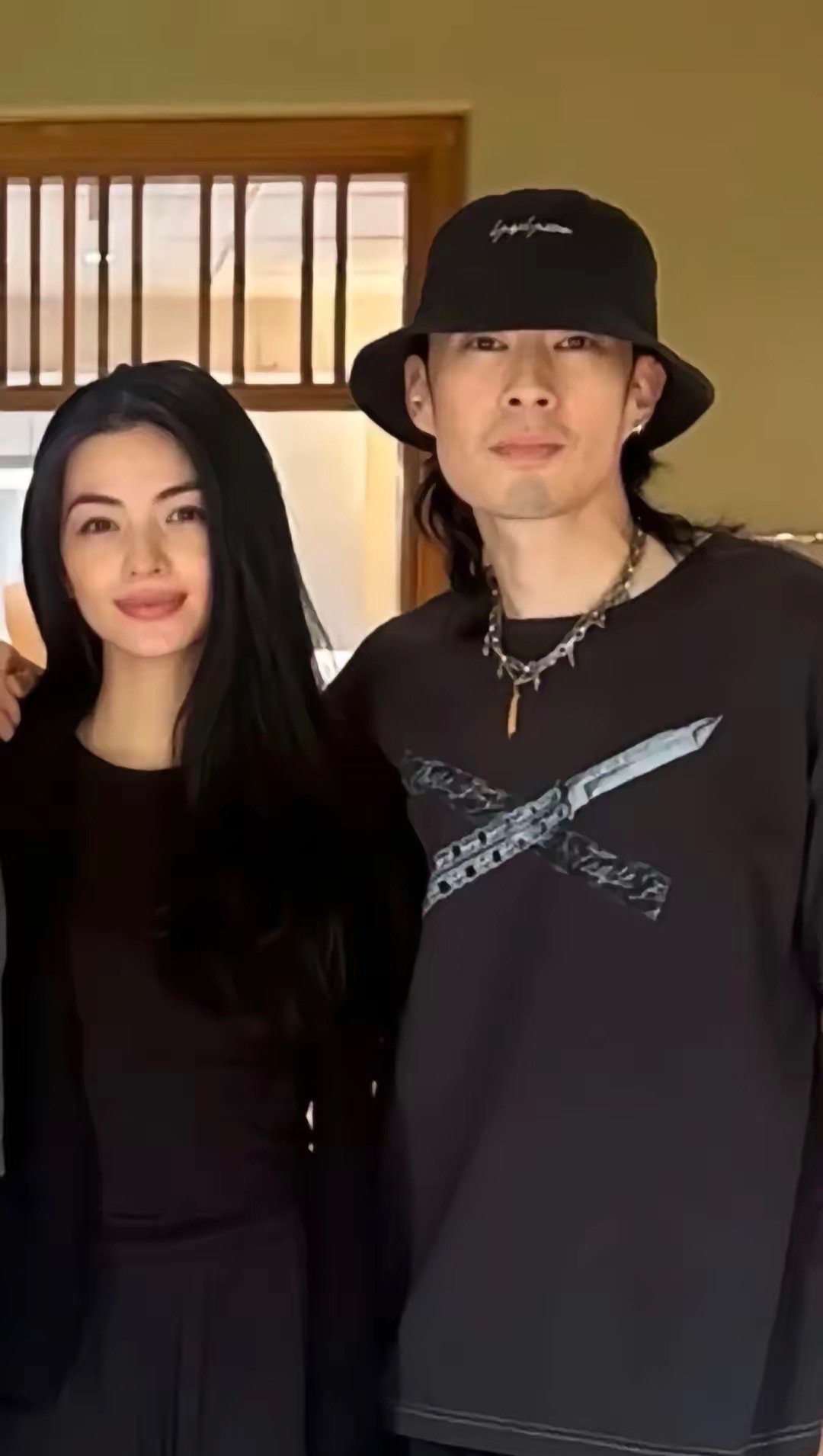 吴建豪与妻子合体露面吴建豪与妻子搂肩合照同框合照质感拉满，一个酷感依旧一个气质