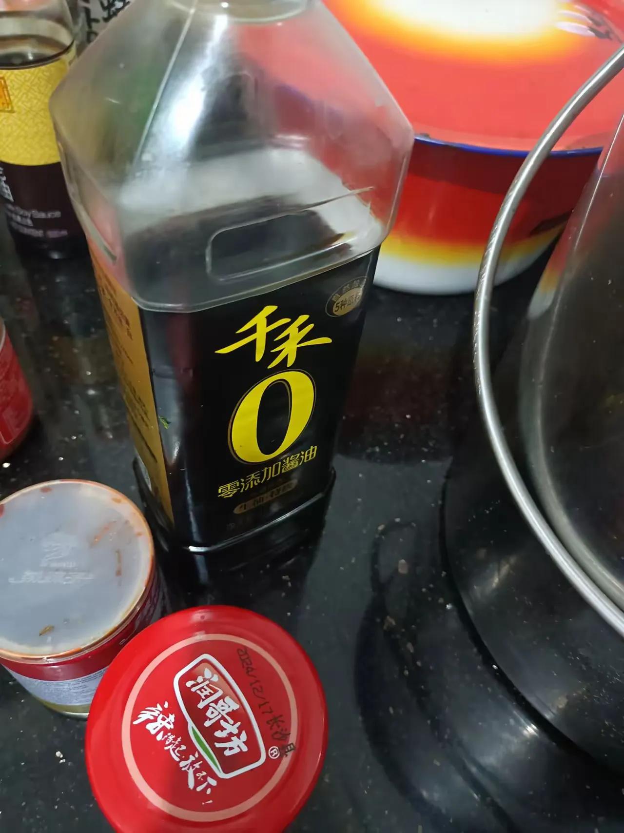 千禾酱油一夜之间跌入谷底说起酱油有人说海天！不，去年有人曝光海天酱油里面有很多