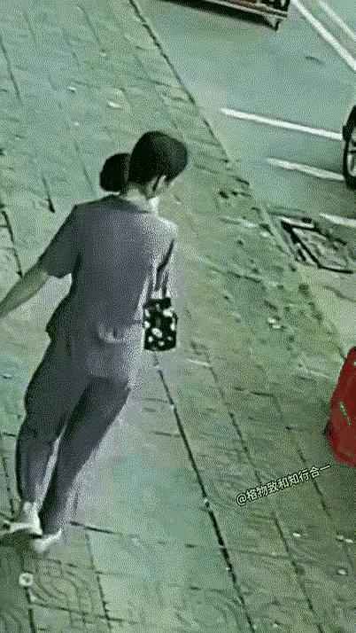 有时一个小举动，比大话更扎眼。那位大妈出门赶得急，手里就拎着个小袋子，到了那堆