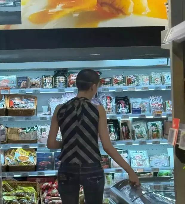 金子涵寸头惊艳现身！家人回应：真没生病，只是腻了长发！近日，金子涵在北京国贸某