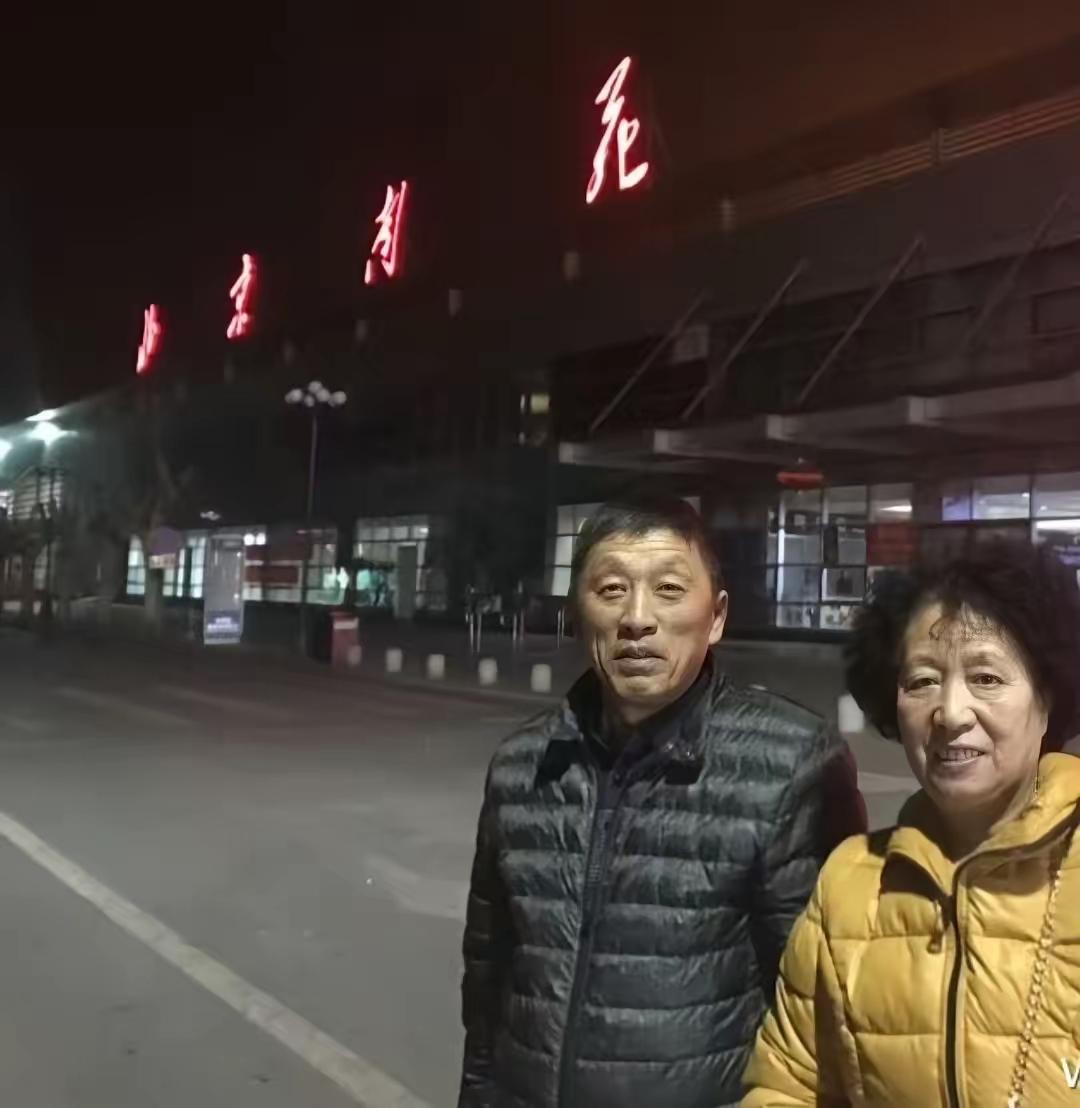 看到张雪峰老师的父母，才知道他为什么拼得停不下来，他的父亲是铁路工人，一辈子勤勤