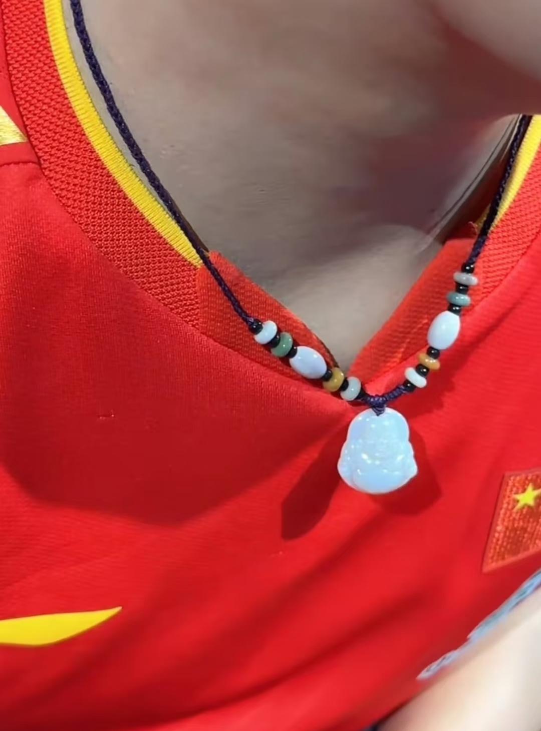 莎莎蜡像火了后，仔细观察有很多细节。看看蜡像脖子上，竟然是真的项链。虽然是复制