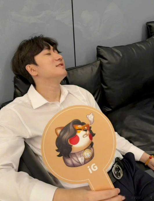 今晚瓜太多了我理理怎么说。。反正BLG在和iG抢丹尼是真的，现在丹尼还没有明确说