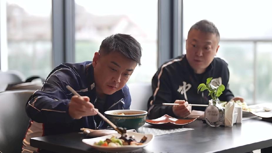 王皓马琳重庆吃面名场面！这碗面香到想打包带回家WTT重庆冠军赛间隙，国乒两