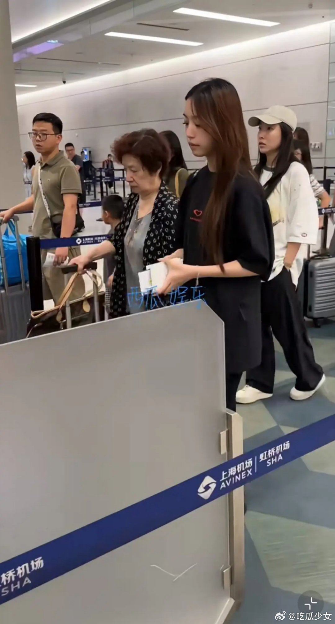 小四月长这么高了小四月都长这么高了，这一下子就长成大姑娘了，个子很高，身材也好。