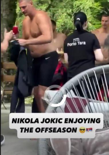 约基奇证明了，努力在天赋面前真的不值一提。看看约基奇的这个身材，真的能把人气死