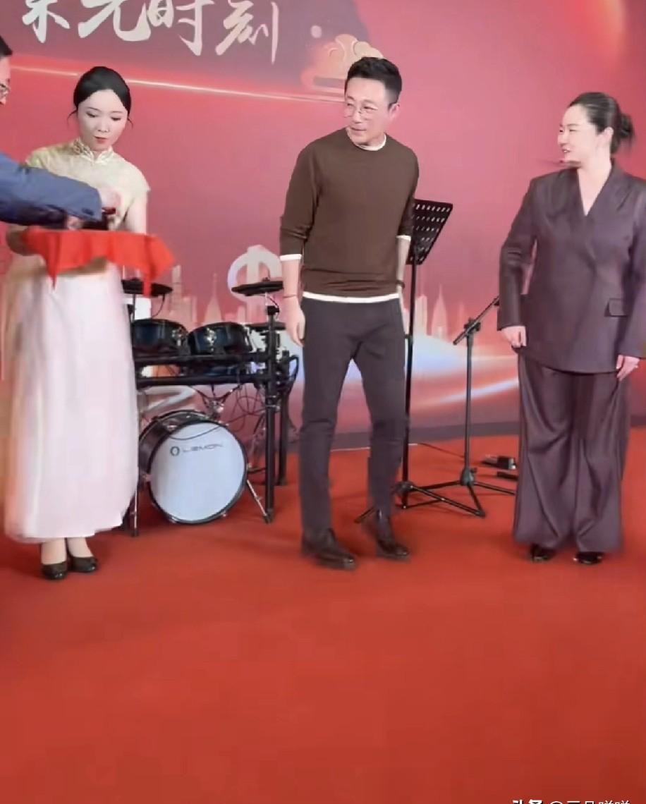 咖啡色外套，金丝边眼镜。讲台上的汪小菲，和直播间里判若两人。这哥们拿了个人大