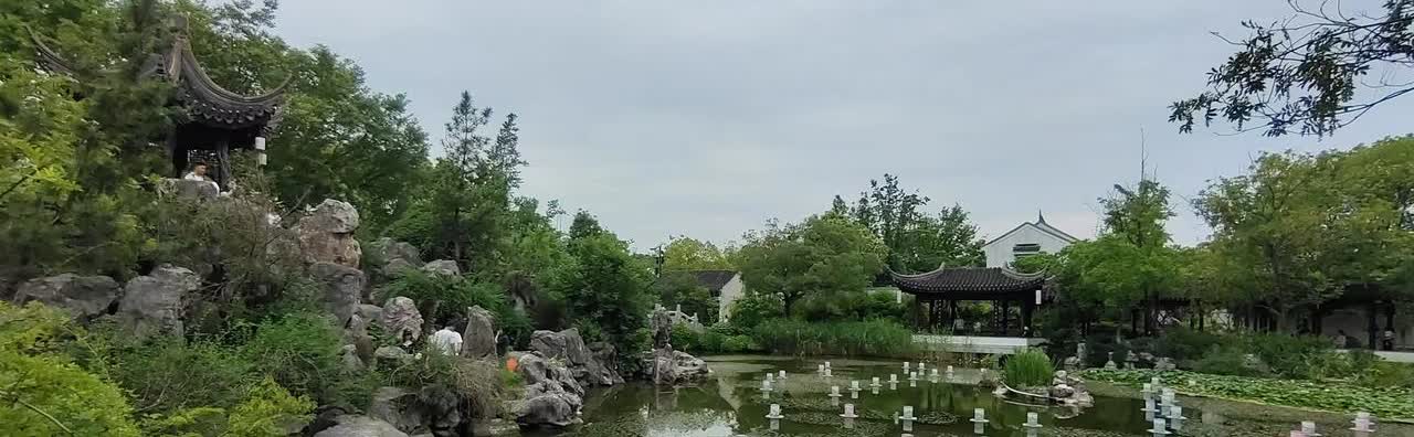 又见到检查电动车的情况了。清晨还不到八点，我正准备去坐地铁，走在马路上，