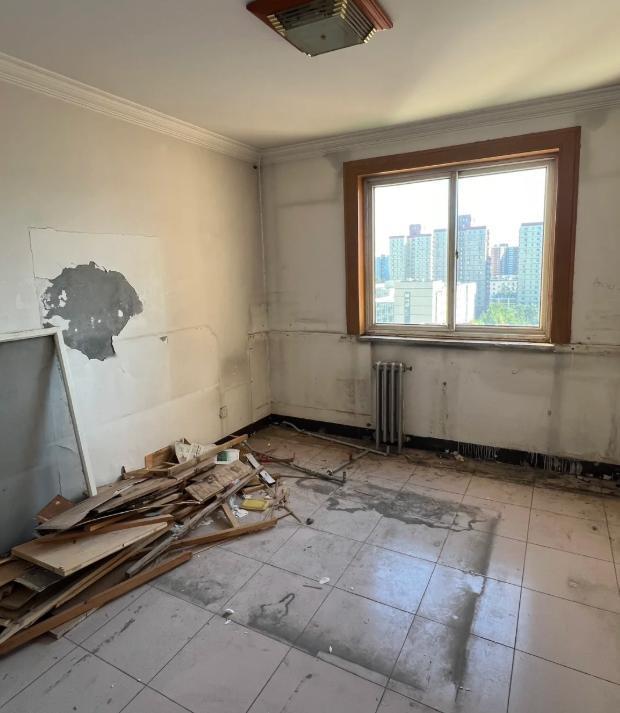 闺蜜花60万买的老破小，装修时觉得承重墙碍事，找人砸了！结果楼上墙体开裂，整栋楼