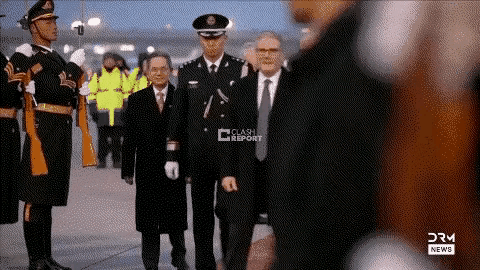 英国首相斯塔默检阅向仪仗队时站错位，还是紧张了些，你再看看他走路的姿态就知道。