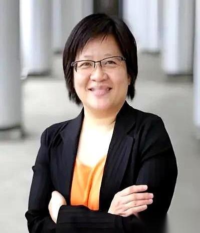 笑死，真有人把自己当根葱了。兴冲冲跑去新加坡，以为自己是世界巡演的巨星，结果人